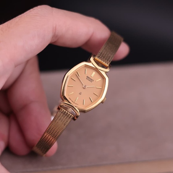 Vintage 1980 Seiko Octagon 2320-5680 Women’s Watch
Gold-Plated Mesh Bracelet - Picture 4 of 9